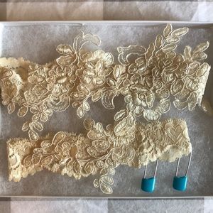 Lace wedding garter set